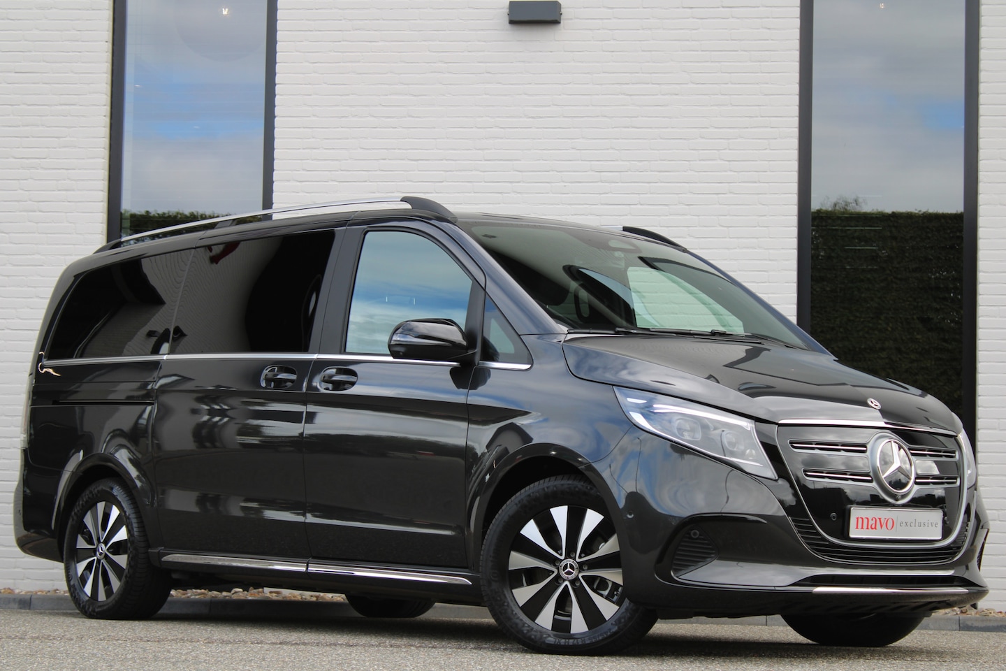 Mercedes-Benz EQV - 300 L2 / AMG / Luchtvering / 7-Persoons / Burmester / 360 Camera / Vol Opties / NIEUWSTAAT - AutoWereld.nl