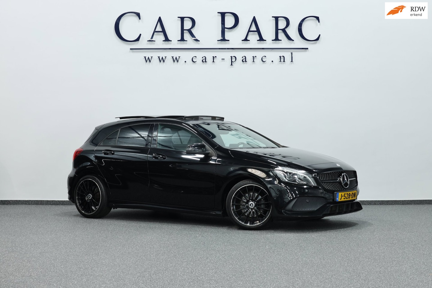 Mercedes-Benz A-klasse - 180 AMG Night Edition Plus LED/PANORAMADAK/ALCANTARA+S.VERWARMING/LMV/CAM/12 MND GARANTIE! - AutoWereld.nl