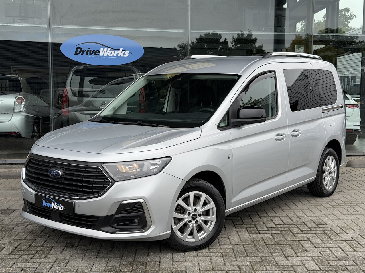 Ford Tourneo Connect - | 1.5 TSI 7p | Adaptive CC | Winter-pakket | Carplay | 1. Eigenaar | 7-zits | DAB+ | Spoor - AutoWereld.nl