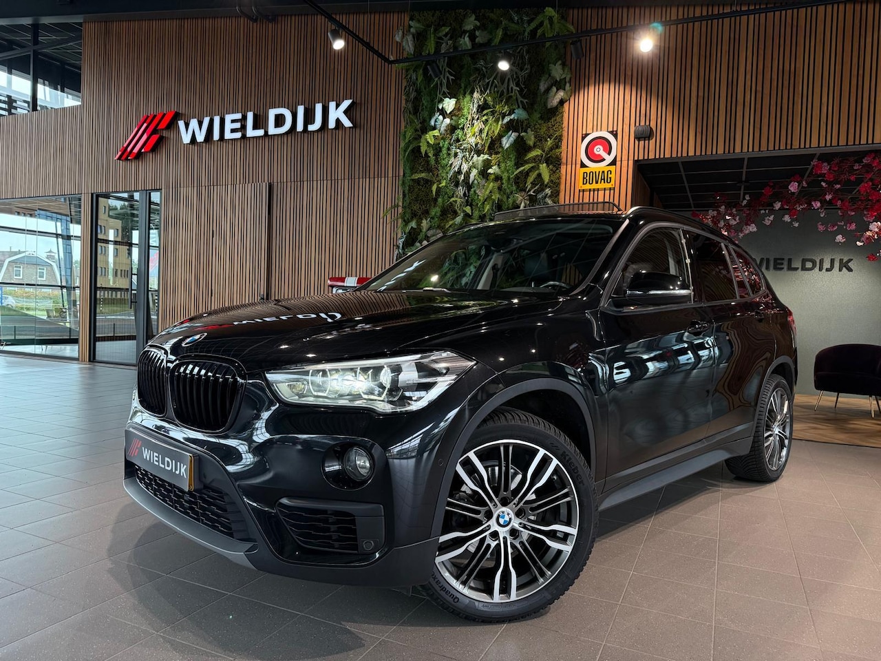 BMW X1 - sDrive18i High Executive Head up pano schuif - AutoWereld.nl