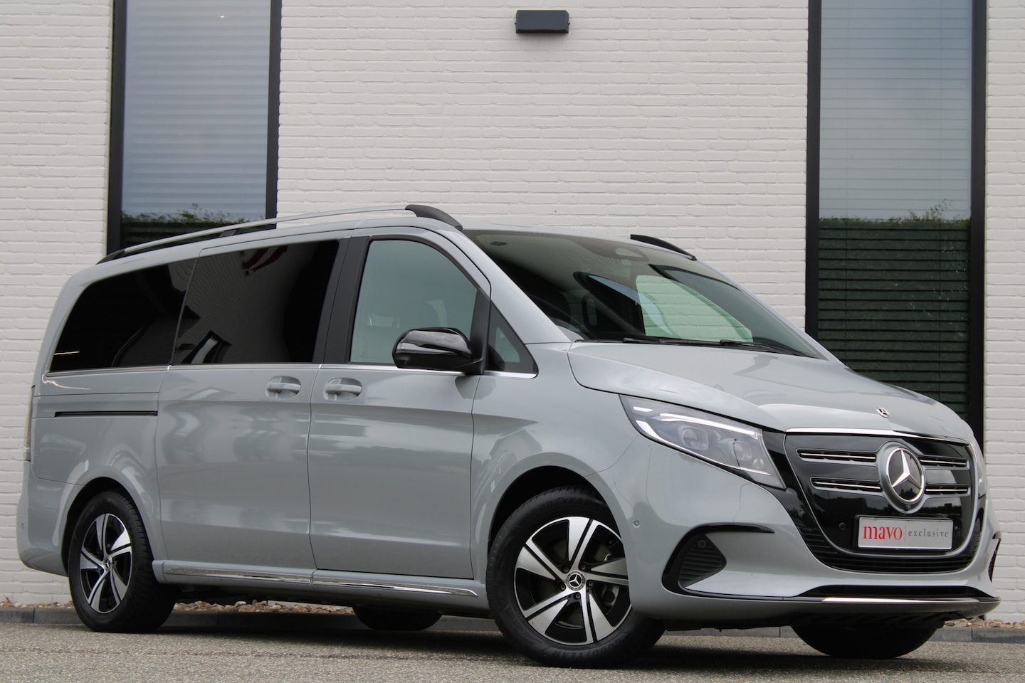 Mercedes-Benz EQV - 300 L2 / AMG / 7-Persoons / Luchtvering / Burmester / 360 Camera / Vol Opties / NIEUWSTAAT - AutoWereld.nl