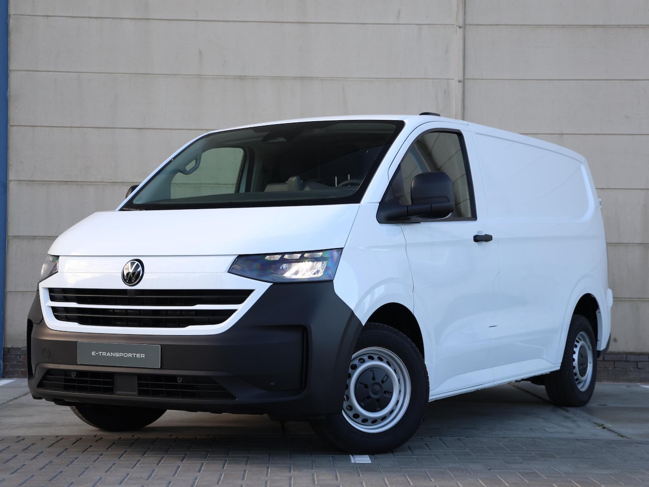 Volkswagen e-Transporter - L1 71 kWh 136PK | Achterdeuren | Navi via App Connect | Cruise Control | Camera | Trekhaak - AutoWereld.nl