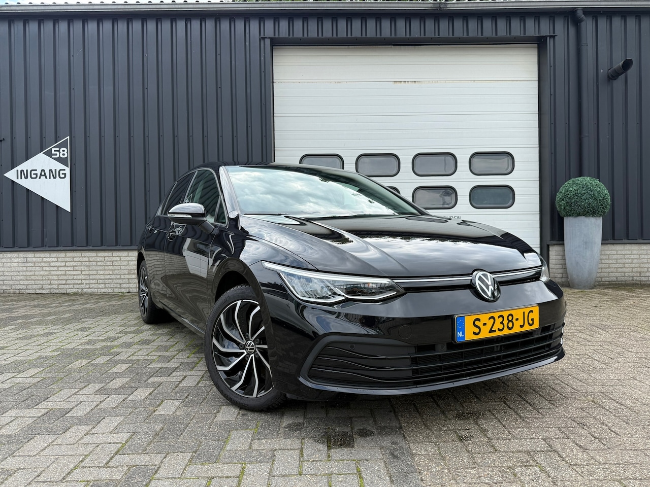 Volkswagen Golf - 1.0 TSI Life |apple carplay| adaptive cruise| lounge pakket | parkeersensor|privacy glass - AutoWereld.nl