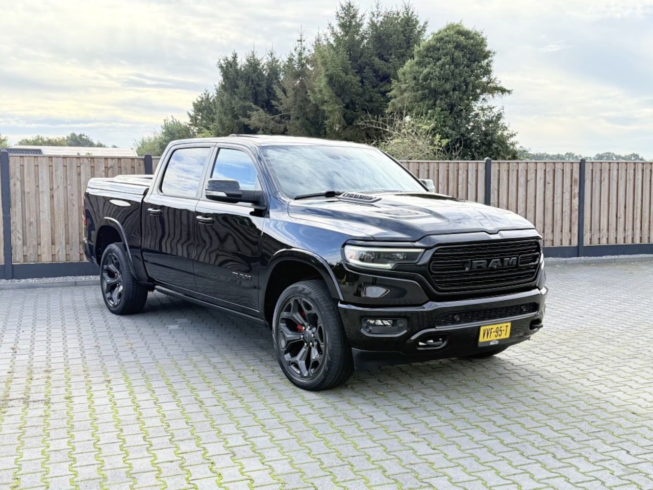 Dodge Ram 1500 - 5.7 HEMI V8 4x4 CC LIMITED PANO LPG WEINIG KM! - AutoWereld.nl