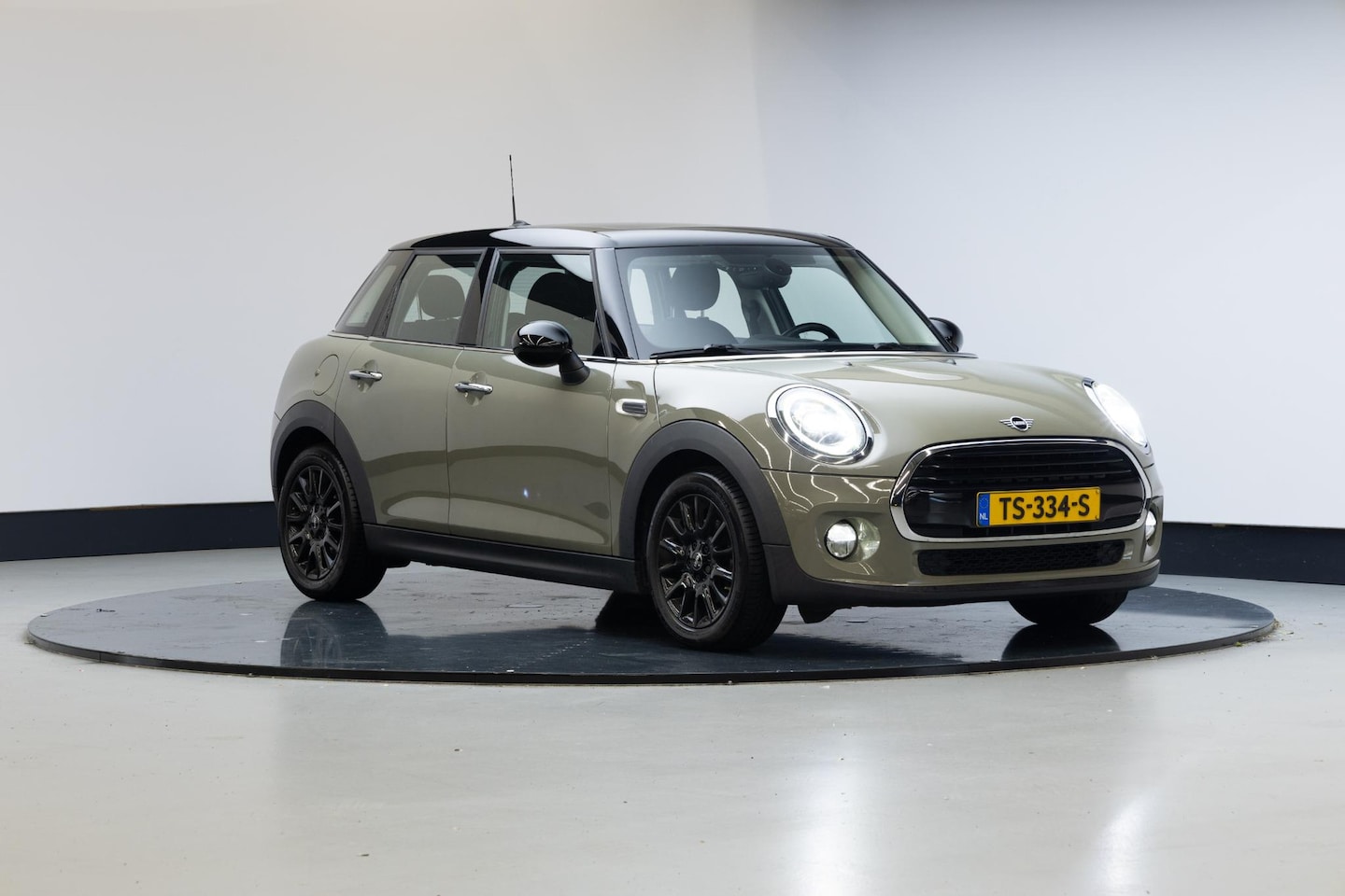 MINI 5-Deurs - 1.5 Cooper Pepper | Panoramadak | - AutoWereld.nl