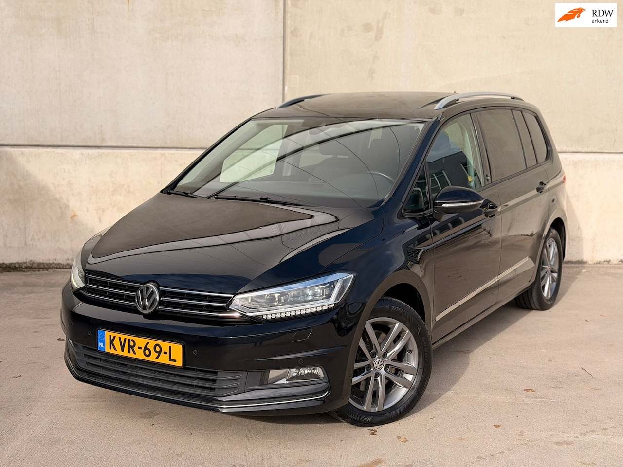 Volkswagen Touran - 1.4 TSI DSG Pano 17'' R-Line Trekh LED ACC - AutoWereld.nl