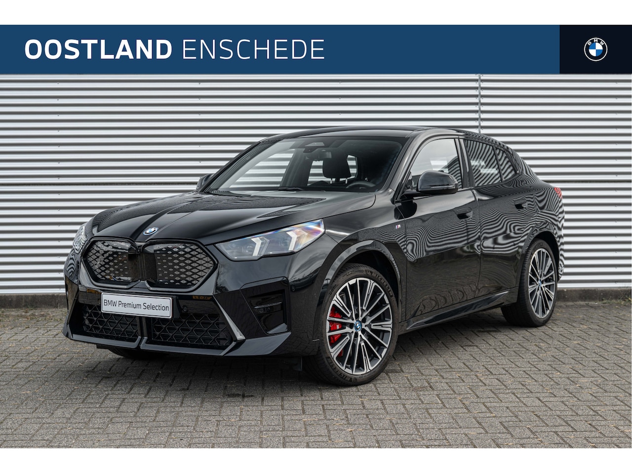 BMW iX2 - eDrive20 M Sport / Panoramadak / Trekhaak / Sportstoelen / Achteruitrijcamera / Adaptieve - AutoWereld.nl