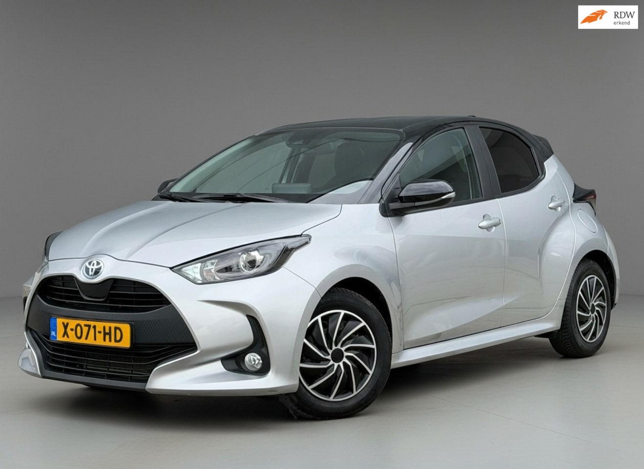 Toyota Yaris - 1.5 Hybrid Bi-tone|Trekhaak|All-season|Adaptive-cruise|Carplay|Camera - AutoWereld.nl