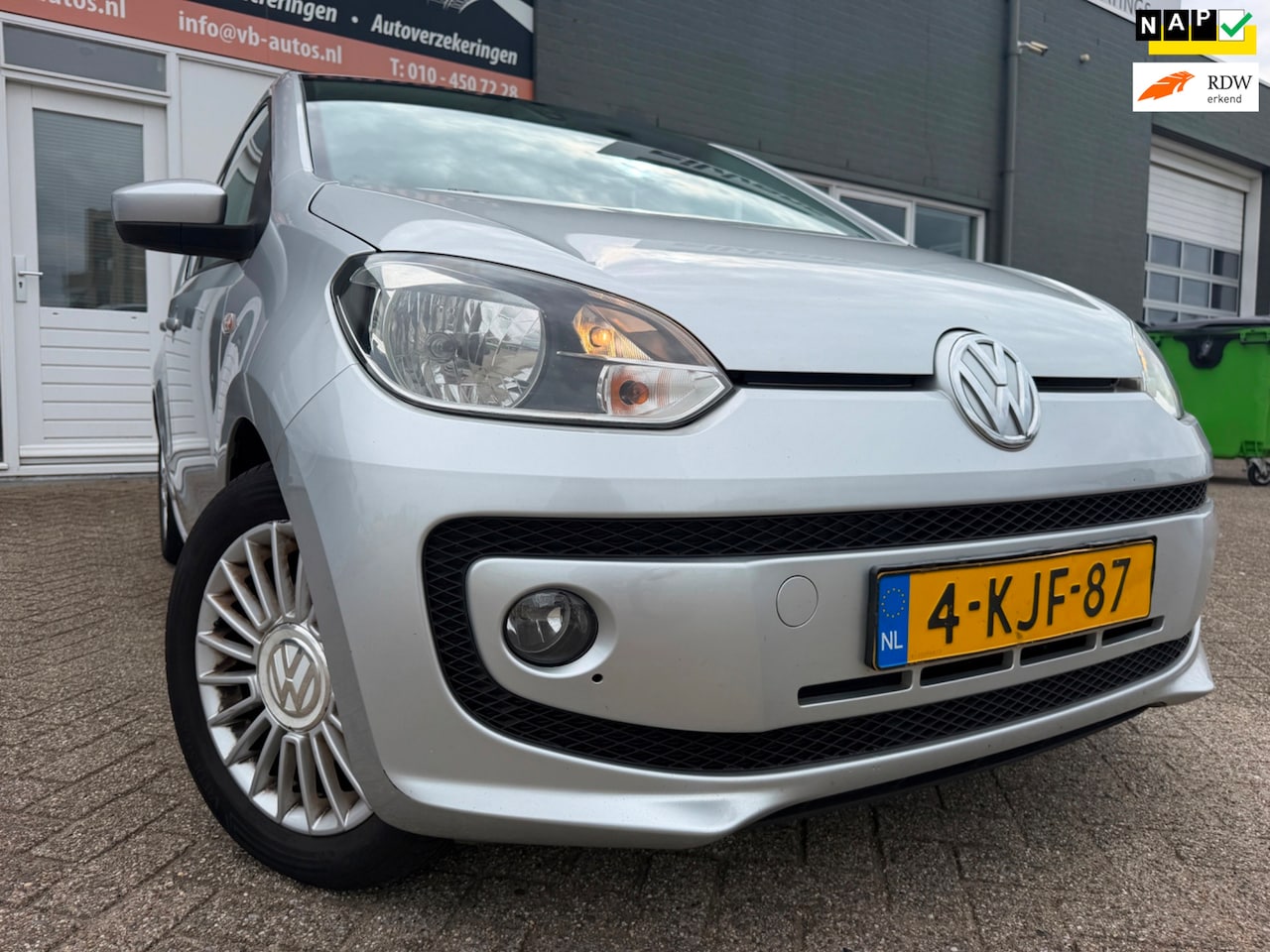 Volkswagen Up! - 1.0 high up! BlueMotion met navigatie en bluetooth telefoon en airco - AutoWereld.nl