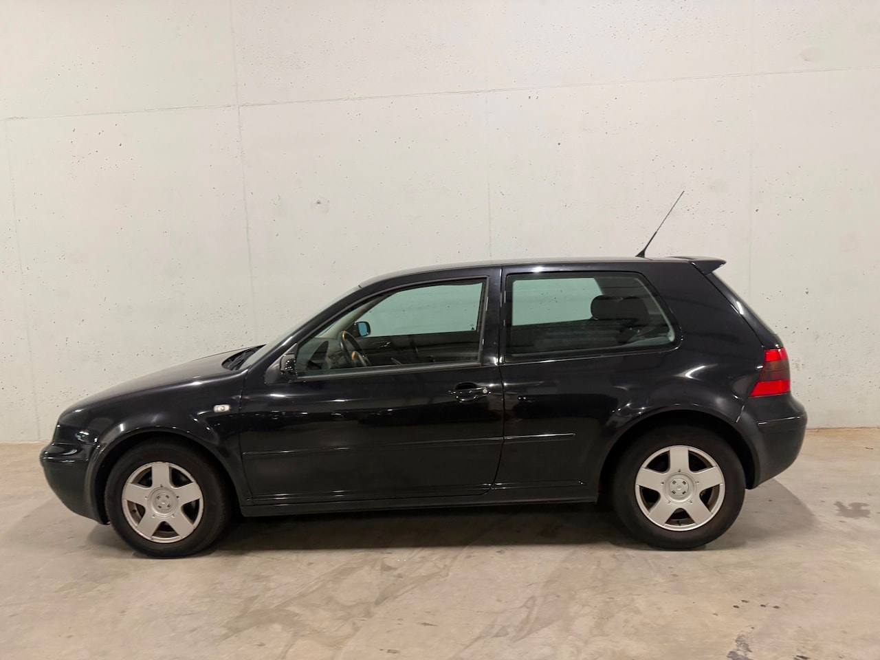 Volkswagen Golf - 2.3 V5 Highline Nieuwe APK Dealer Onderhoud - AutoWereld.nl