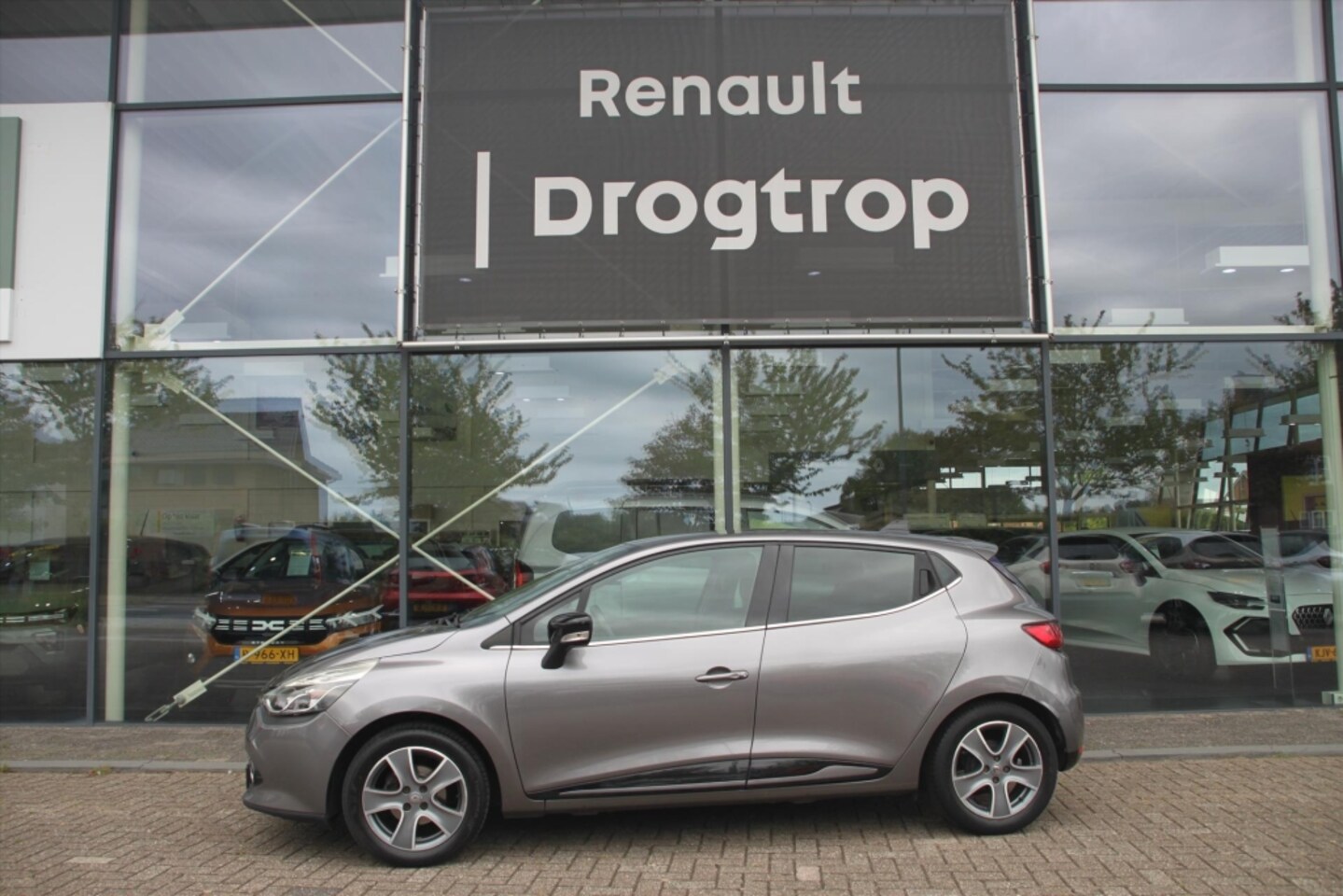 Renault Clio - 90PK-NIGHT&DAY-5DRS-122DKM-AIRCO-NAVI-CC-TREKH- - AutoWereld.nl