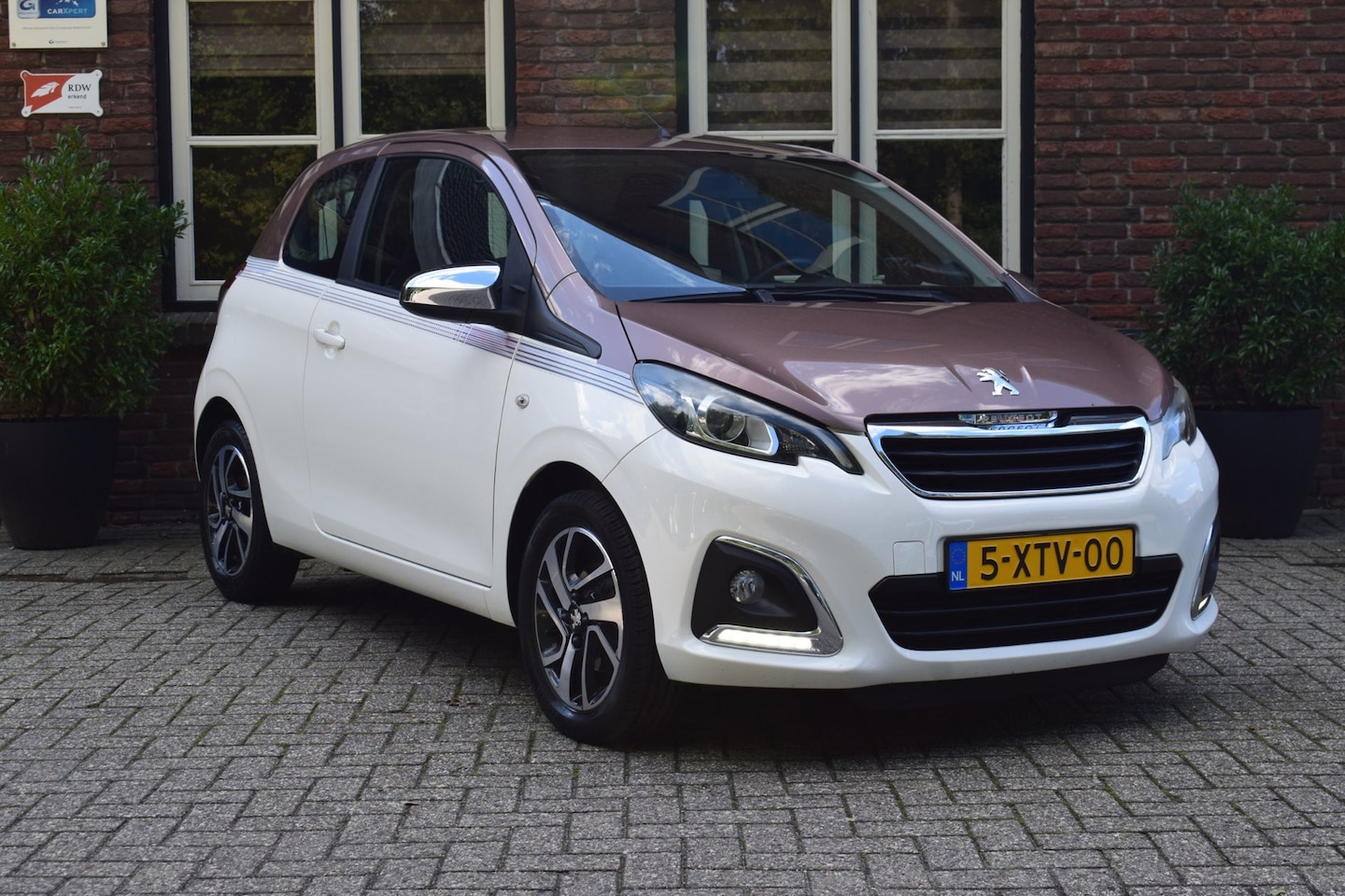 Peugeot 108 - 1.2 VTi Allure Two Tone | Kleurenscherm - AutoWereld.nl