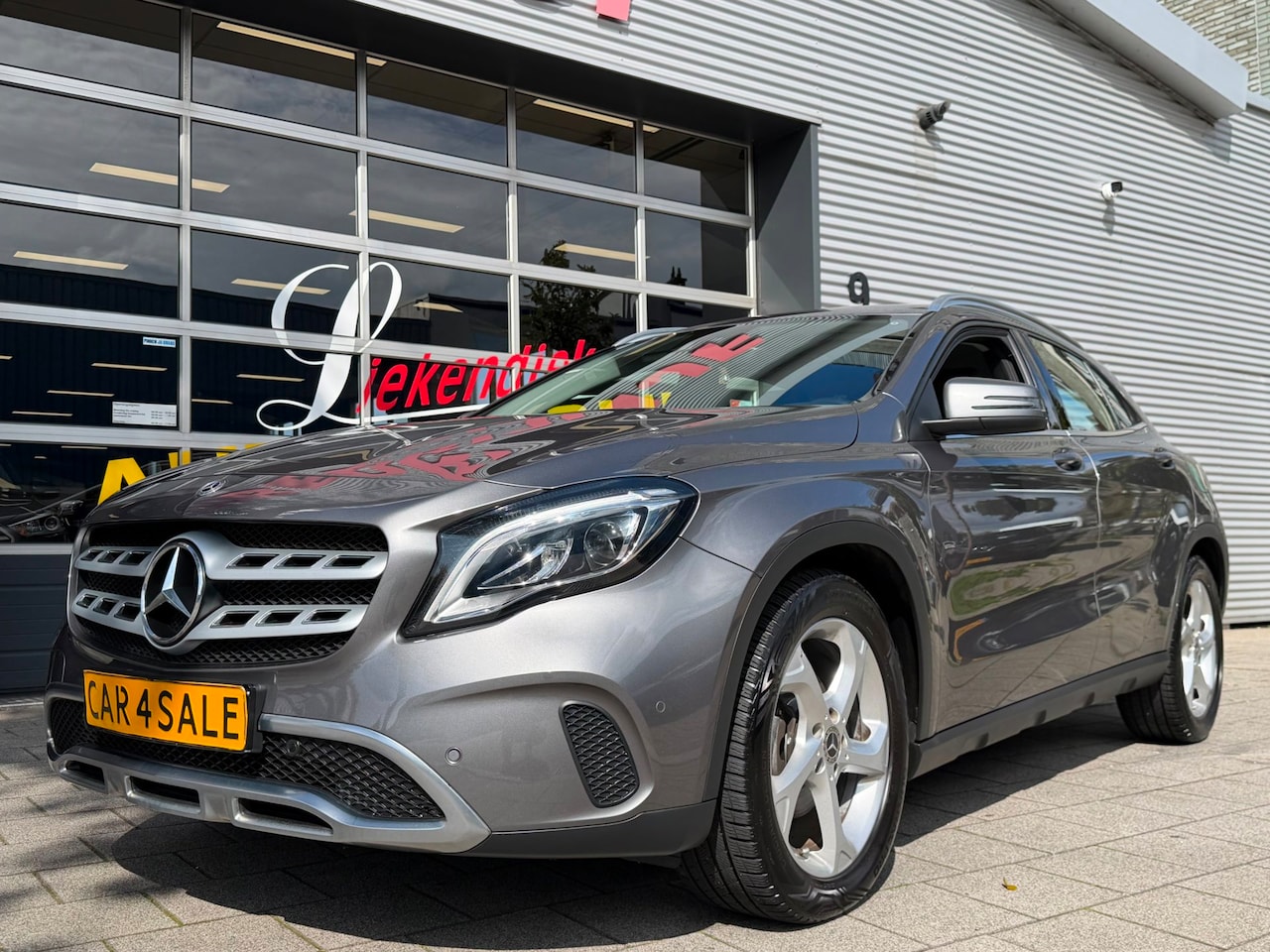 Mercedes-Benz GLA-Klasse - 180 Urban Sport - Navigatie I Airco I 1/2 Leder Sport interieur & Velgen I LED I Camera - - AutoWereld.nl