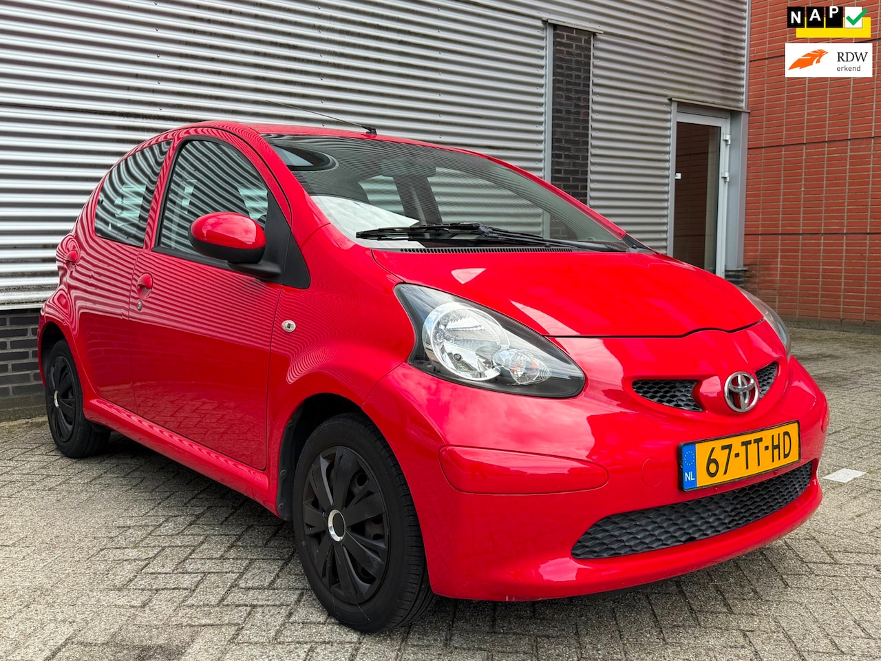 Toyota Aygo - 1.0-12V +, apk, geen airco, 5 deuren, nl auto, nap, inruil mogelijk. - AutoWereld.nl