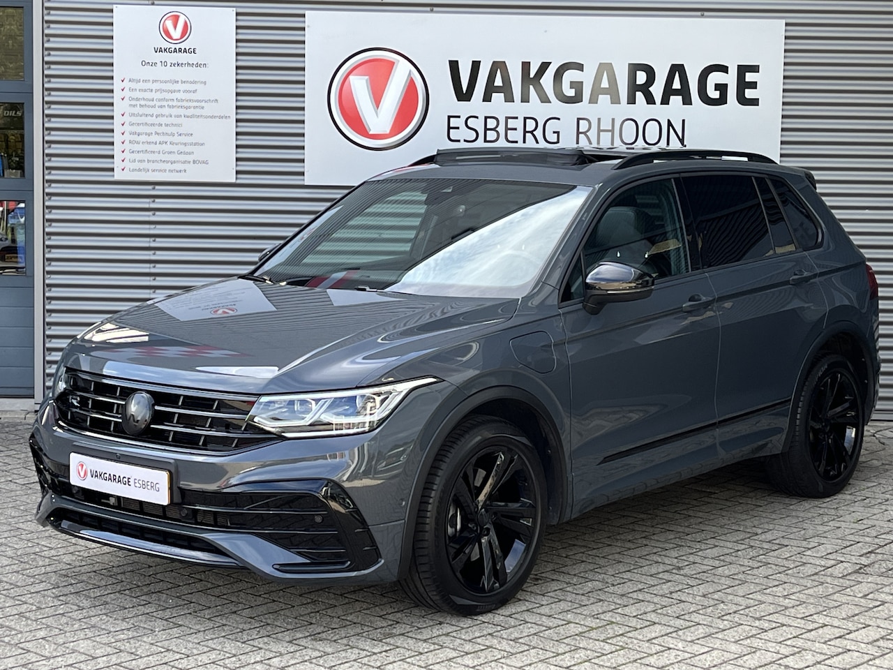 Volkswagen Tiguan - 1.4 TSI eHybrid R-Line DSG BLACKSTYLE,SCHUIFDAK,TREKHAAK - AutoWereld.nl