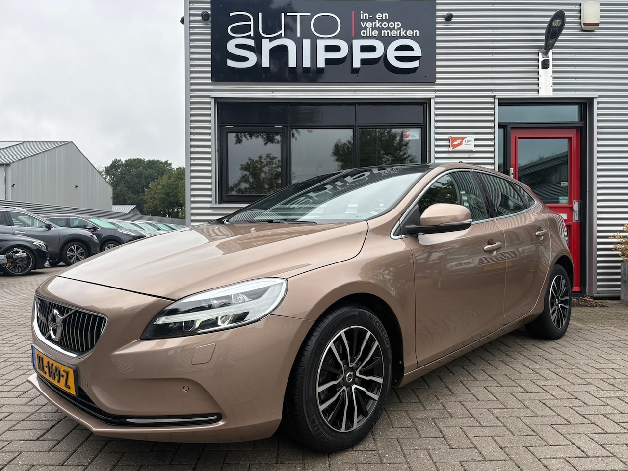 Volvo V40 - 2.0 T2 Nordic+ INSCRIPTION-PANODAK-DEALERONDERHOUDEN-STOELVERWARMING-VOLLEDER-TREKHAAK - AutoWereld.nl