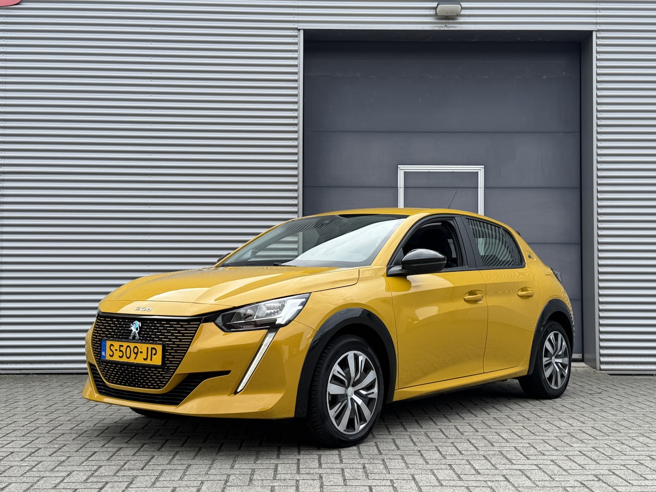 Peugeot e-208 - EV Active 50 kWh I Carplay I Navi I SOH 100% - AutoWereld.nl