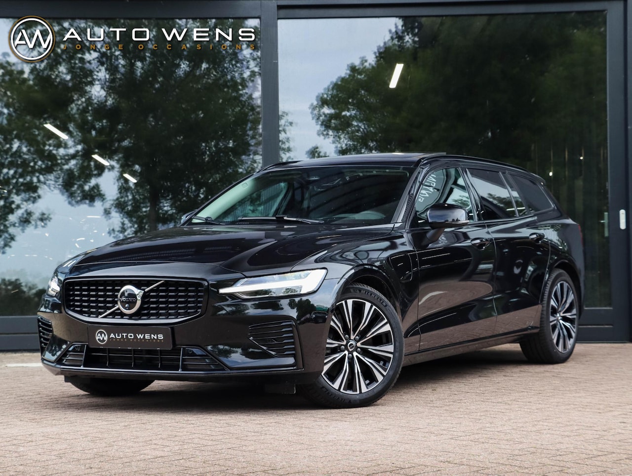 Volvo V60 - T8 AWD Plus Dark 455PK Panoramadak HeadUp Display 360 Cam Alarm Getint glas - AutoWereld.nl