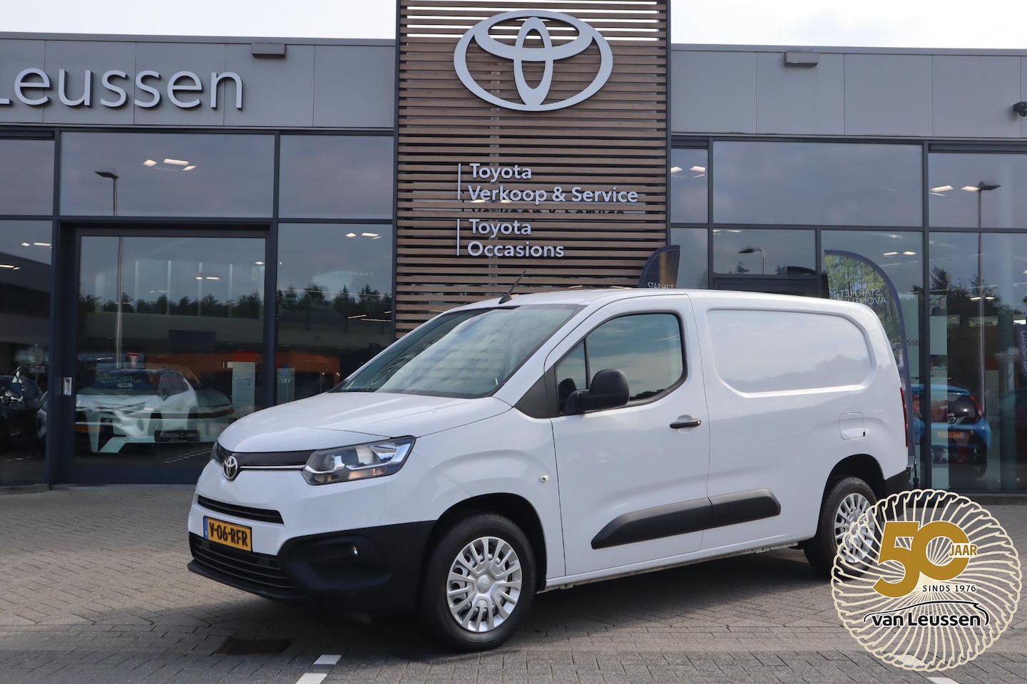 Toyota ProAce City - 1.5 D-4D COOL L2 3-PERS AIRCO CRUISE BETIMMERD P-SENSOREN DAB APPLE/ANDROID 6-SPEED - AutoWereld.nl