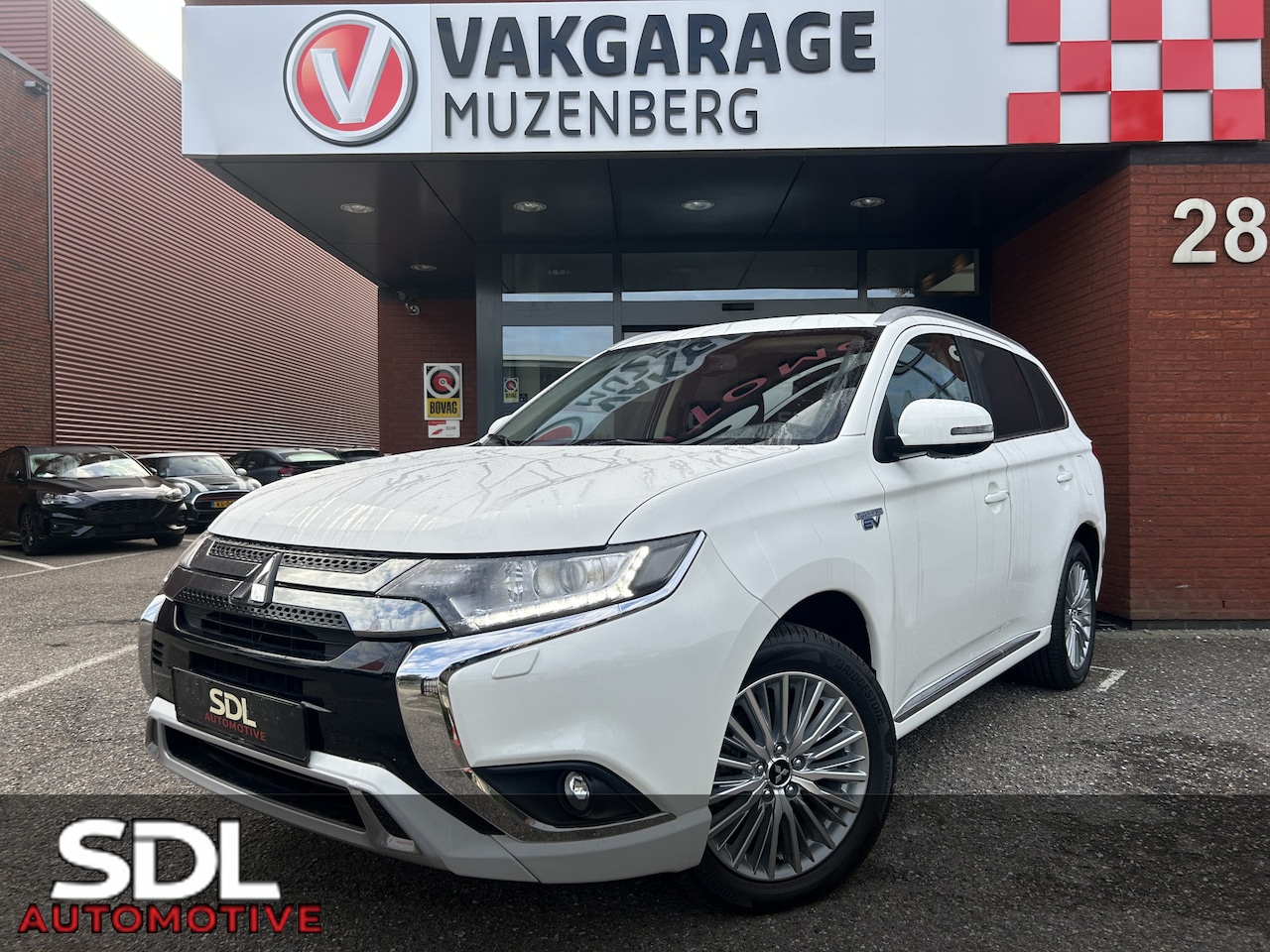 Mitsubishi Outlander - 2.4 PHEV Intense+ // HALF-LEDER/ALCANTARA // NAVI + CARPLAY // CAMERA // KEYLESS // ELEK. - AutoWereld.nl