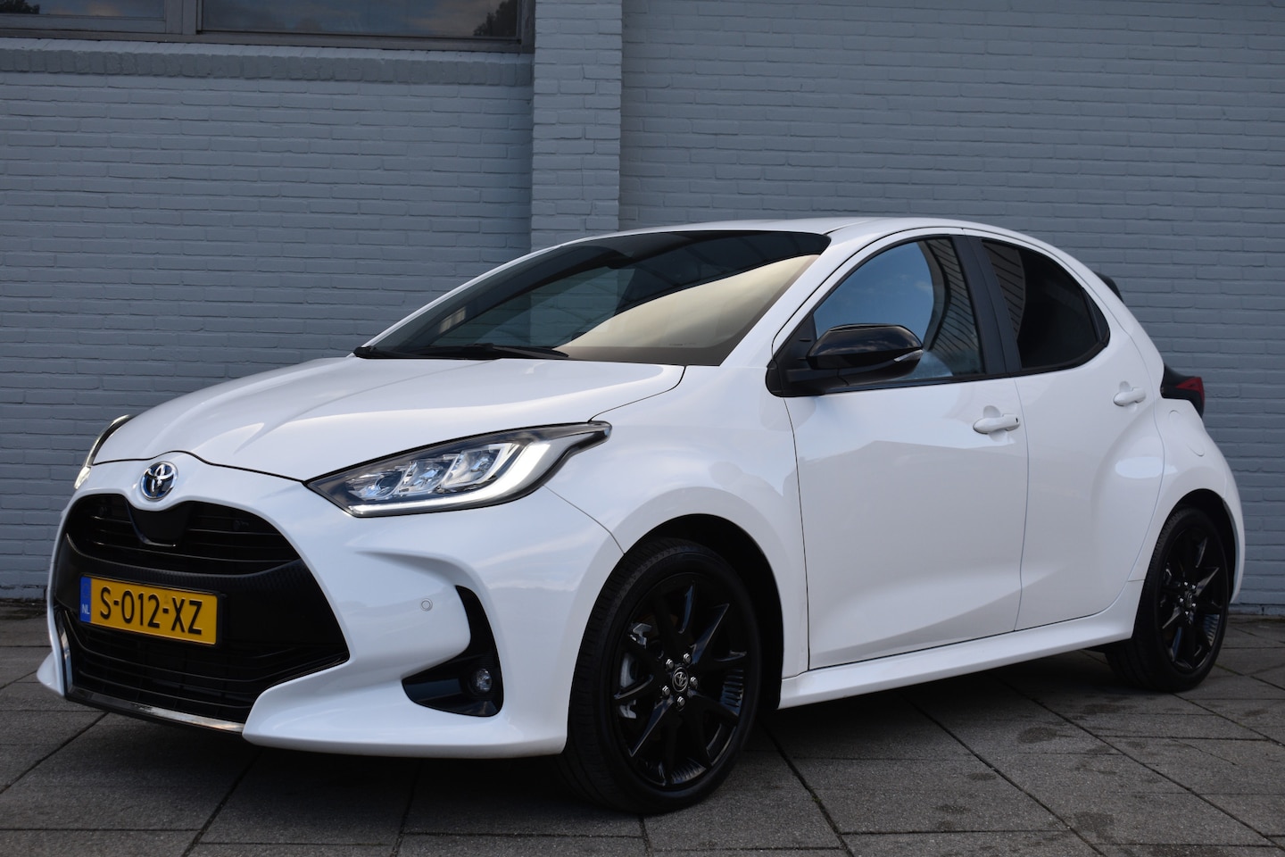 Toyota Yaris - 1.5 Hybrid Executive Automaat 116pk ,PDC, BSM, Stoel verwarming - AutoWereld.nl