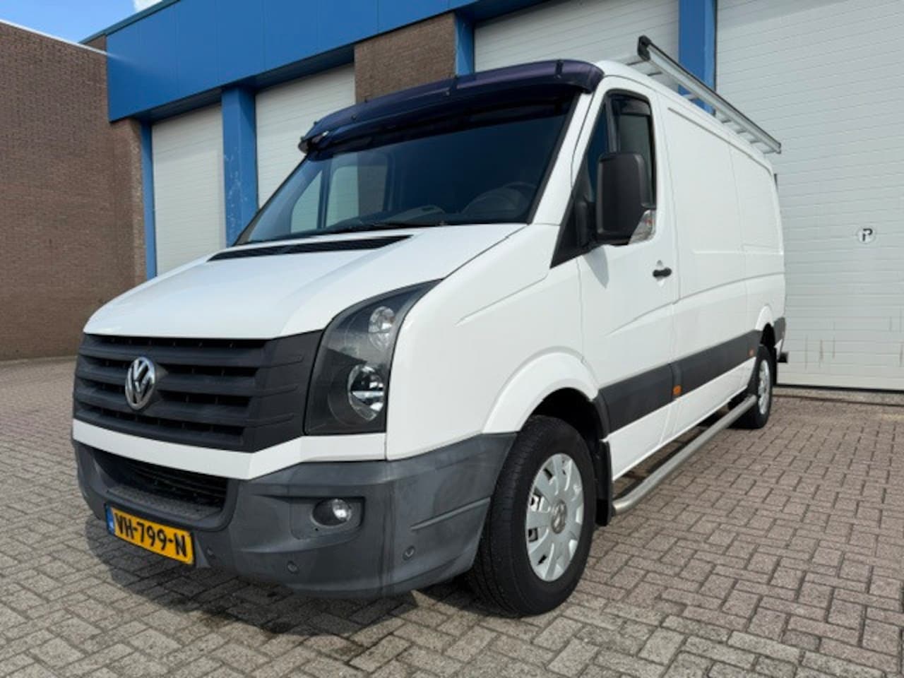 Volkswagen Crafter - 46 2.0 TDI L2H1 Airco * Navi * Camera * PDC - AutoWereld.nl