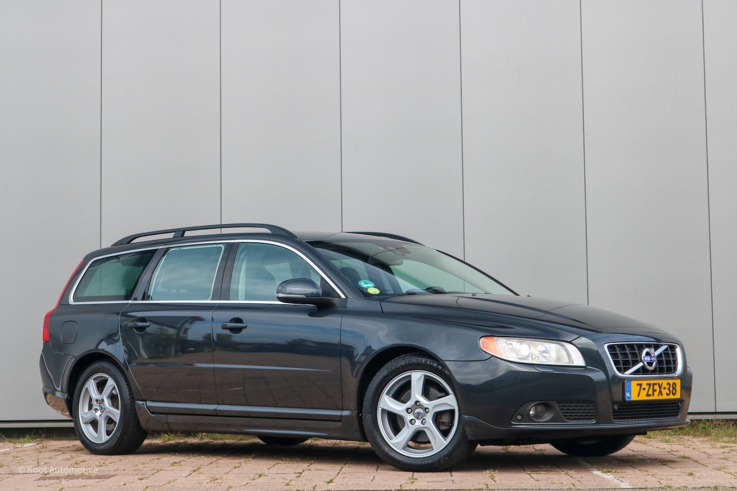 Volvo V70 - 1.6 D2 Summum | Automaat | Leder | Xenon | Navi | Trekhaak | Volledig onderhouden - AutoWereld.nl
