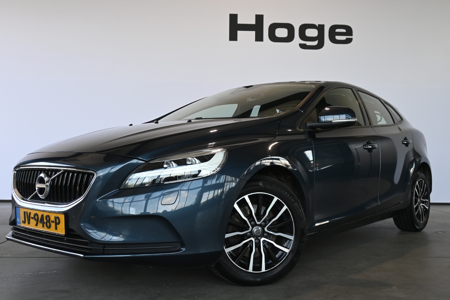 Volvo V40 - 2.0 T2 Momentum Nap Clima Cruise control Trekhaak Navigatie Stoelverwarming Goed onderhoud - AutoWereld.nl