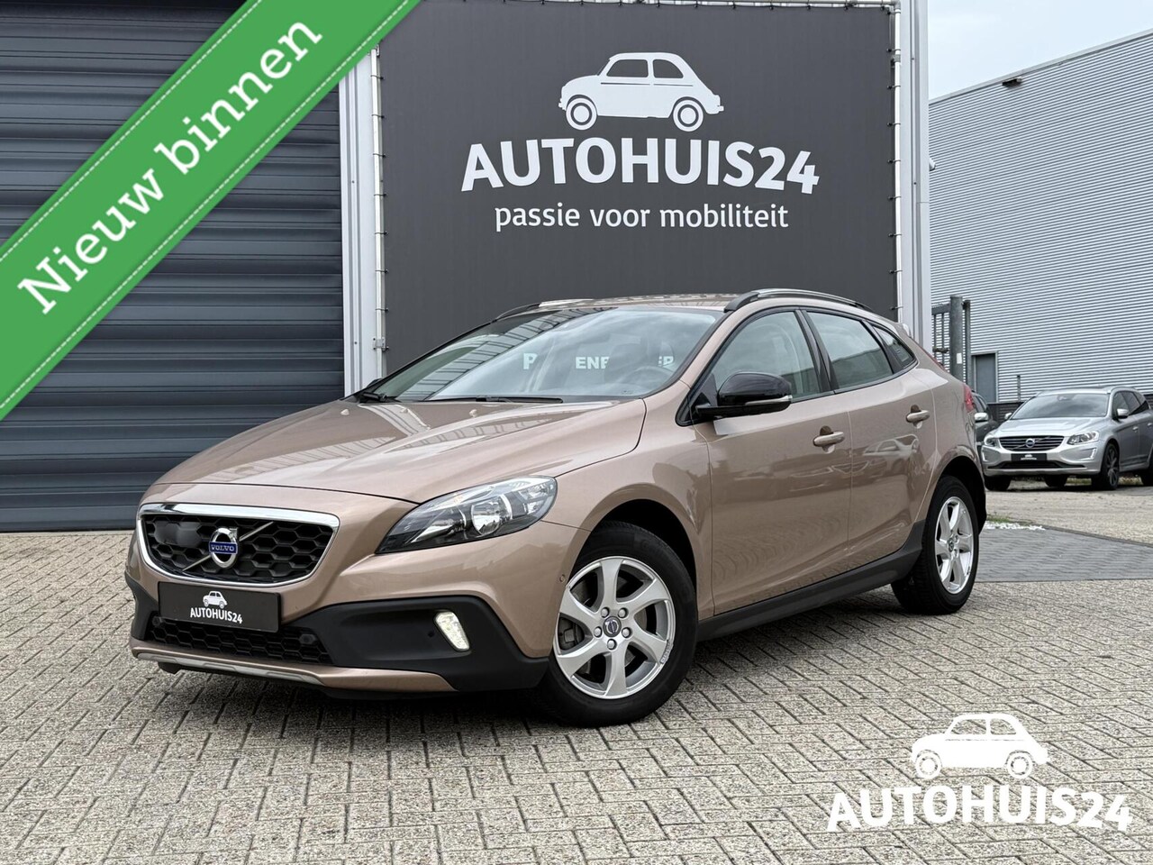 Volvo V40 Cross Country - 1.5 T3 AUTOMAAT Momentum |ACC|Dealer Onderhouden|1-eigenaar! - AutoWereld.nl