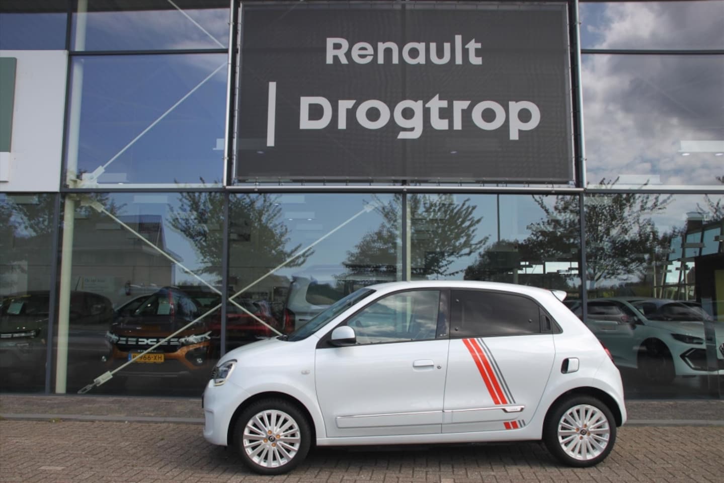 Renault Twingo - 82PK-SERIE LIMITEE VIBES-57DKM-NAVI-CAMERA-CRUISE- - AutoWereld.nl