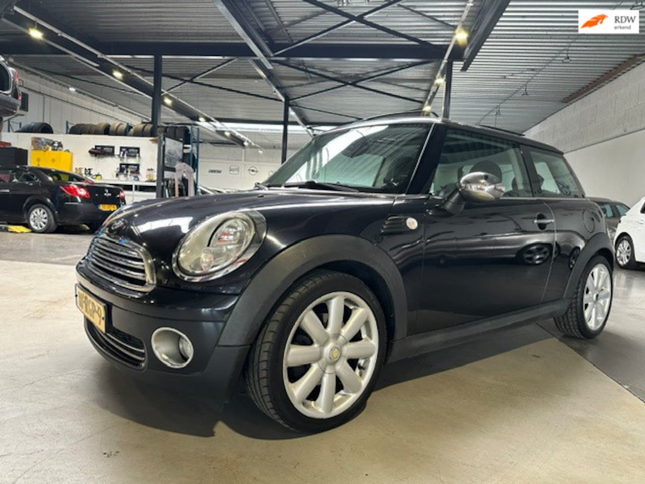 MINI 3-Deurs - 1.6 Cooper/Panoramadak/Airco/Pdc achter/Apk nieuw bij aflevering - AutoWereld.nl