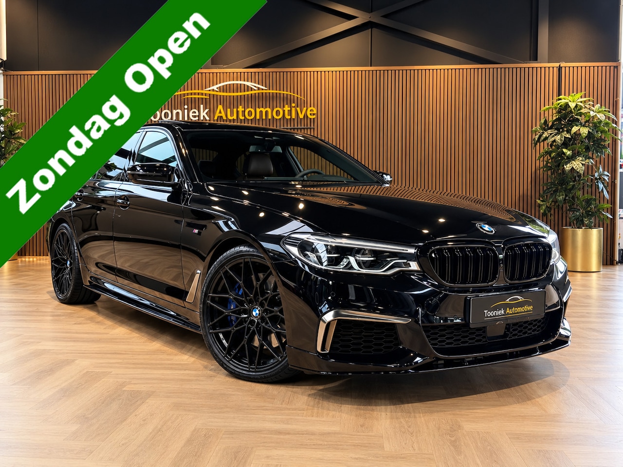 BMW 5-serie - M550i xDrive High Executive Bom vol | leder | beeldschermen achterin | en een adembenemend - AutoWereld.nl