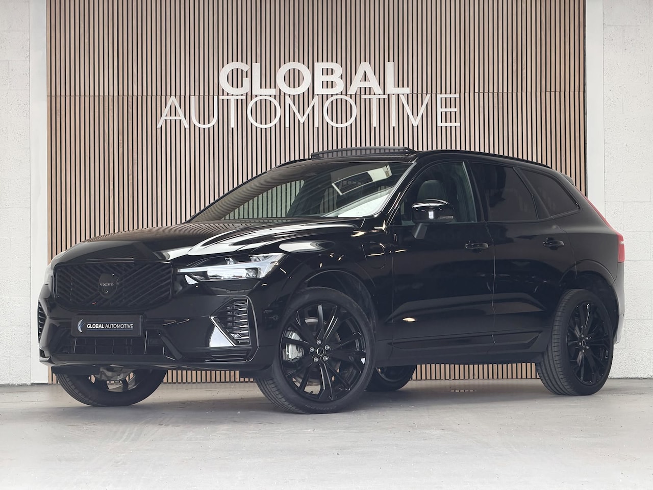 Volvo XC60 - 2.0 T8 Plug-in hybrid AWD Plus Black Edition - FACELIFT - TREKHAAK - HARMAN KARDON - MEMOR - AutoWereld.nl