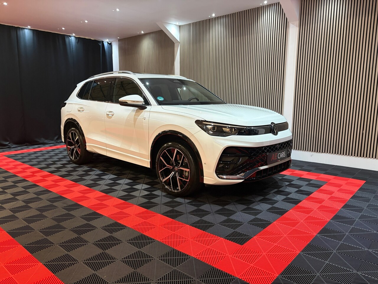 Volkswagen Tiguan - 1.5 eHybrid R-Line Edition 272 pk Pano 360Camera Massage H&K - AutoWereld.nl