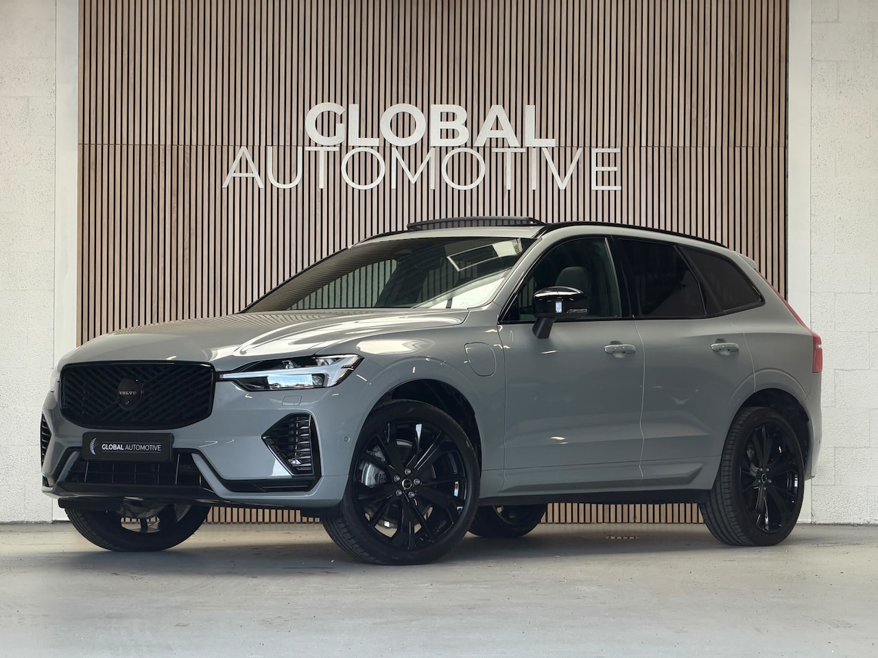 Volvo XC60 - 2.0 T8 Plug-in hybrid AWD Plus Black Edition - FACELIFT - TREKHAAK - HARMAN KARDON - MEMOR - AutoWereld.nl