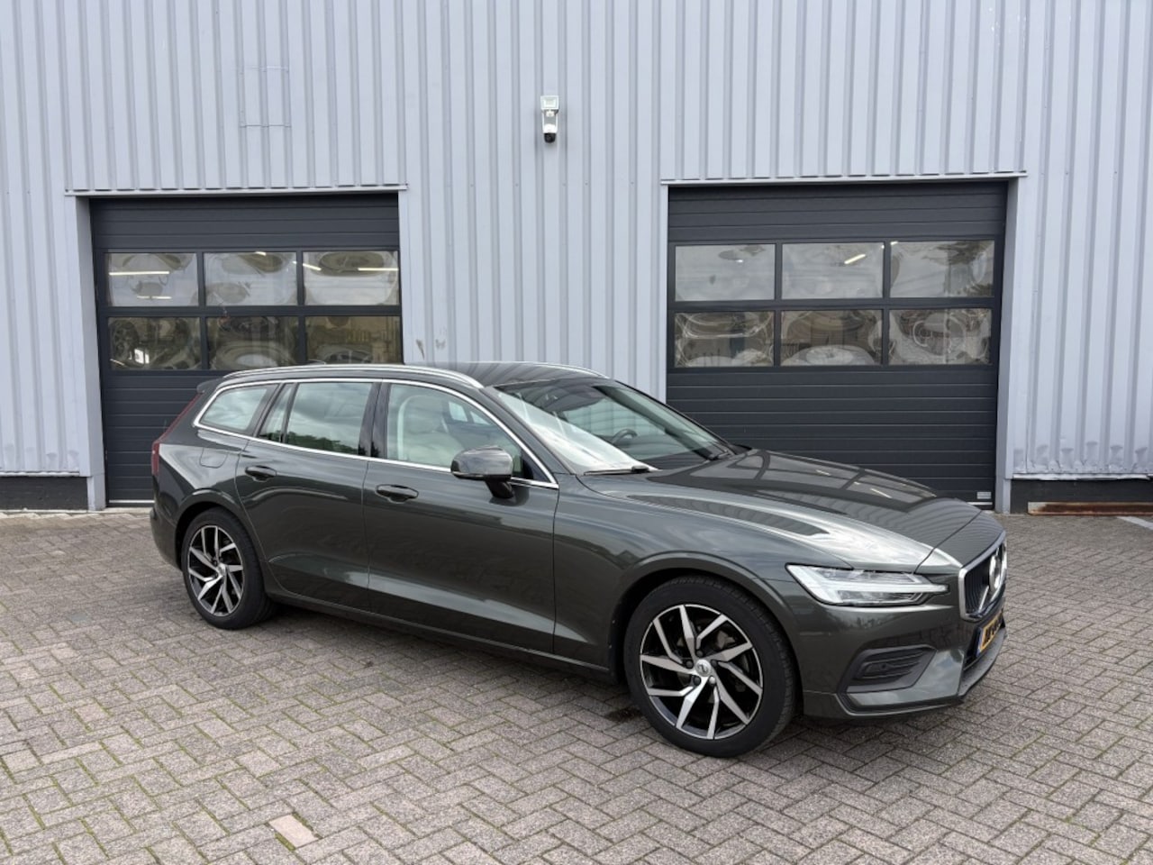 Volvo V60 - 2.0 D4 Momentum Pro. Adapt. Cruise I Leer I All-in prijs! - AutoWereld.nl