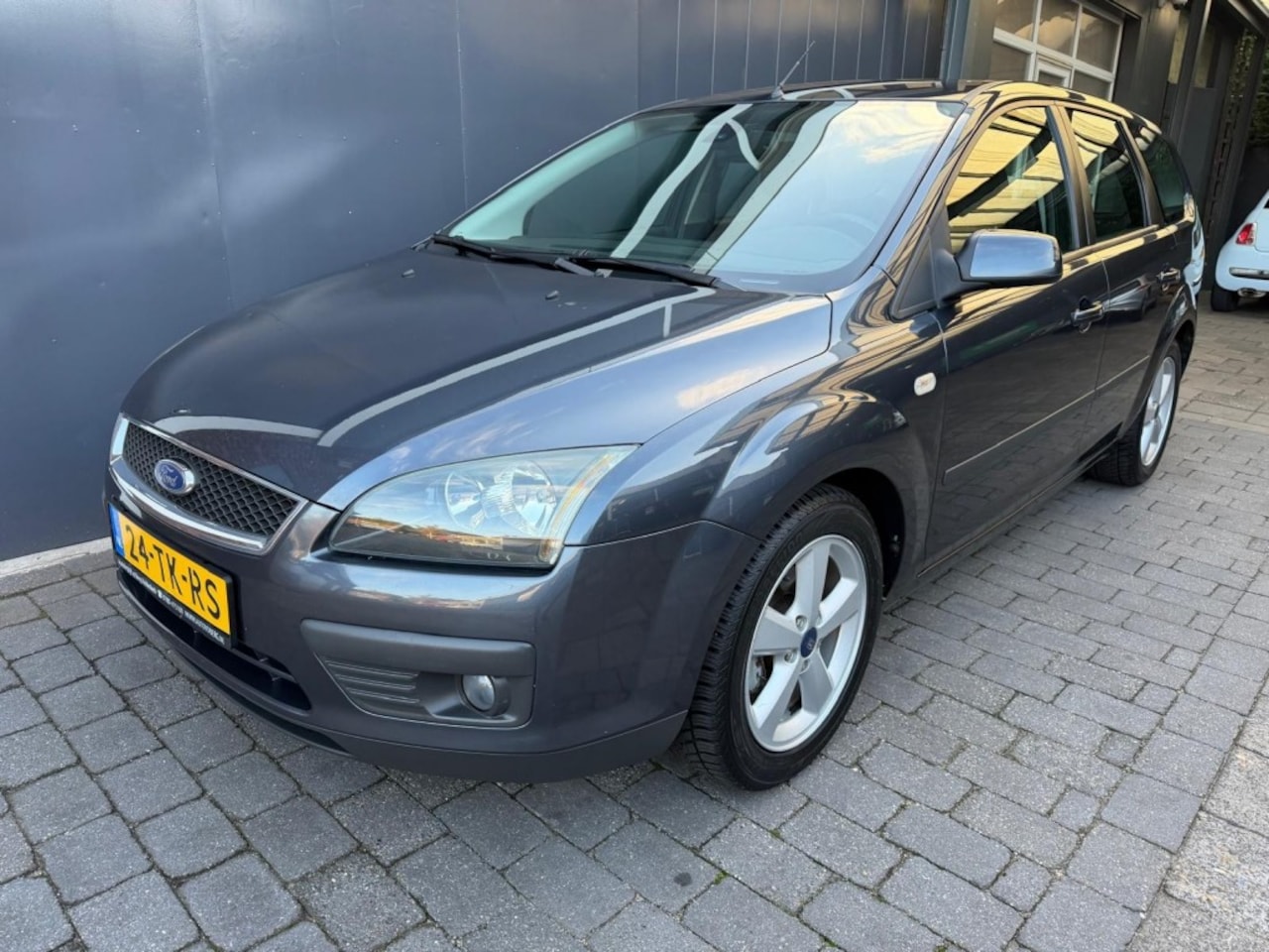 Ford Focus - 1.6-16V Futura Airco PDC APK nieuw bij aankoop - AutoWereld.nl