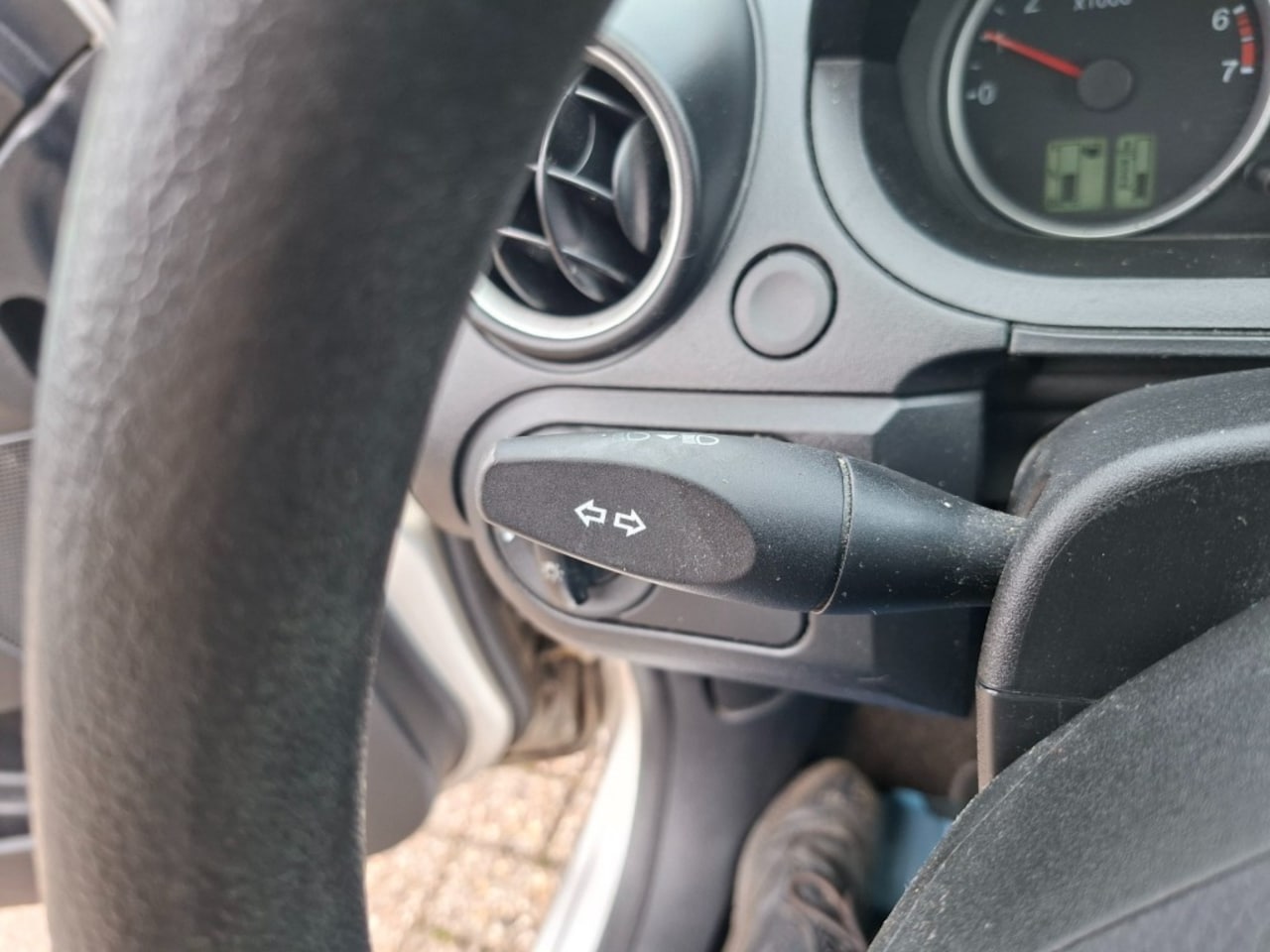 Ford Fiesta - 1.3 Style RADIO-CD/STUURBEKR./APK 11-2027