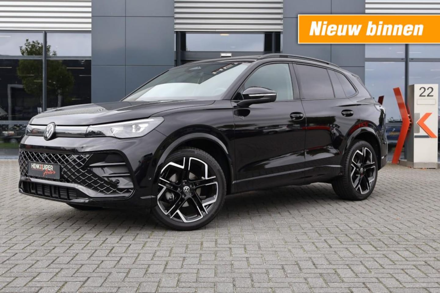 Volkswagen Tiguan - 1.5 eTSI DSG R-Line Black st 150pk /Panodak/ 360gr. camera/20 Inch LM/Matrix LED/Trekh weg - AutoWereld.nl