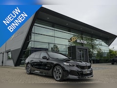 BMW 5-serie Touring - 550e 490pk M-sport xDrive Panoramadak *BTW* Bowers&Wilkins Trekhaak Head-up M-perfomance l