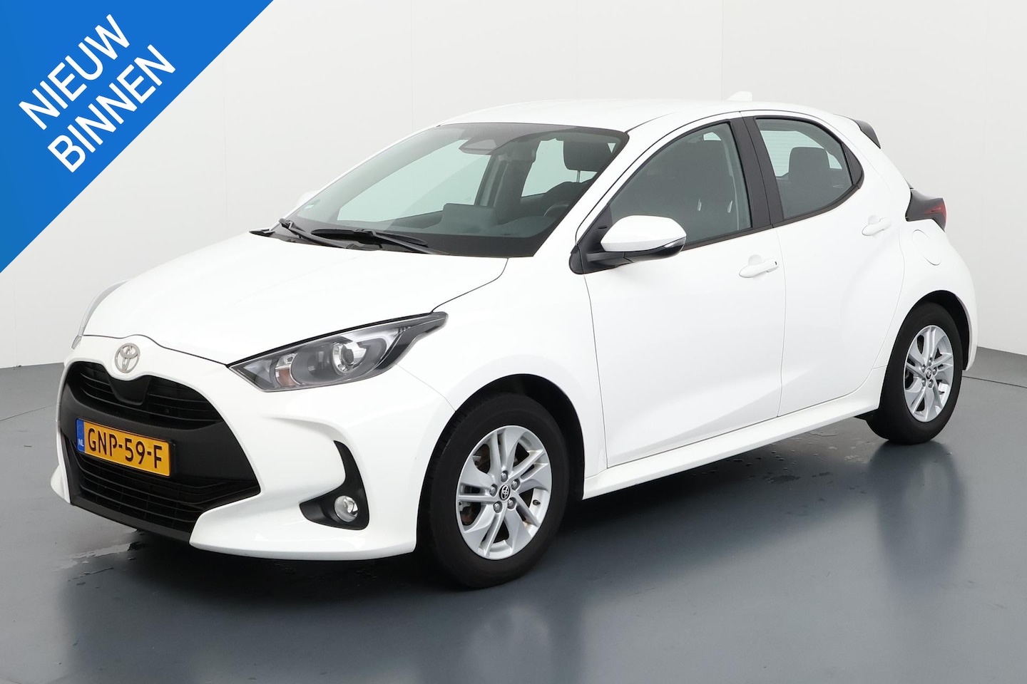 Toyota Yaris - 1.5 HYBRID 115 ACTIVE I AUTOMAAT I APPLE CARPLAY I P-CAMERA I ADAPTIVE CRUISE CONTROL - AutoWereld.nl