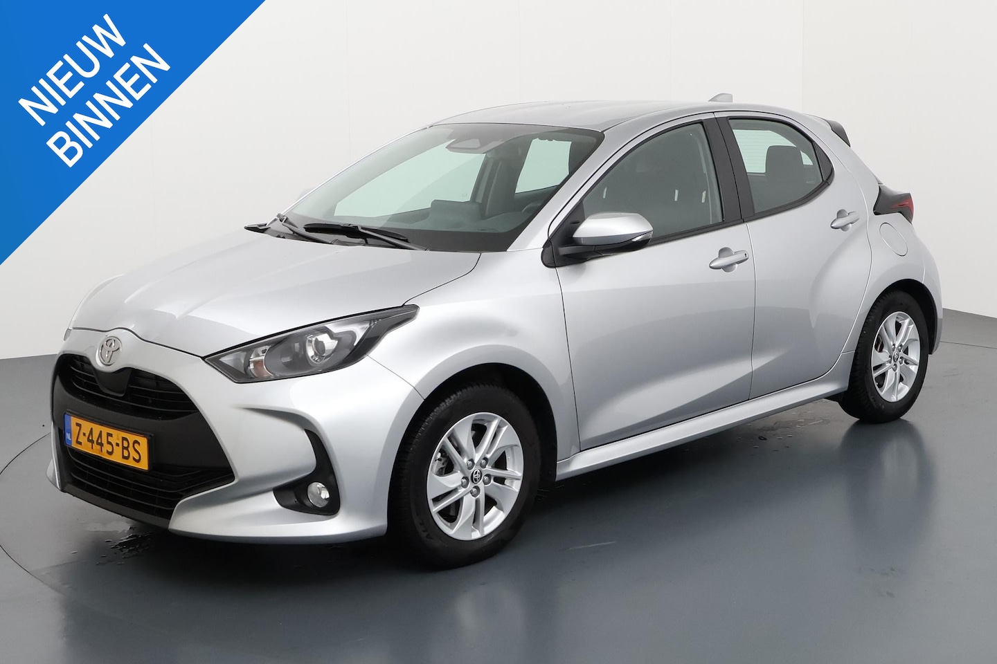 Toyota Yaris - 1.5 HYBRID 115 ACTIVE I AUTOMAAT I APPLE CARPLAY I P-CAMERA I ADAPTIVE CRUISE CONTROL - AutoWereld.nl