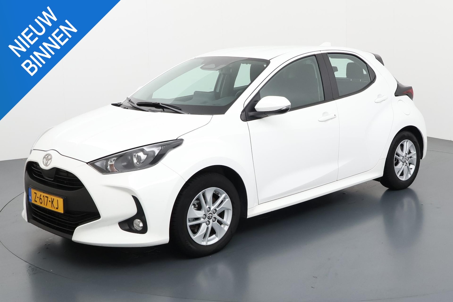 Toyota Yaris - 1.5 HYBRID 115 ACTIVE I AUTOMAAT I APPLE CARPLAY I P-CAMERA I ADAPTIVE CRUISE CONTROL - AutoWereld.nl