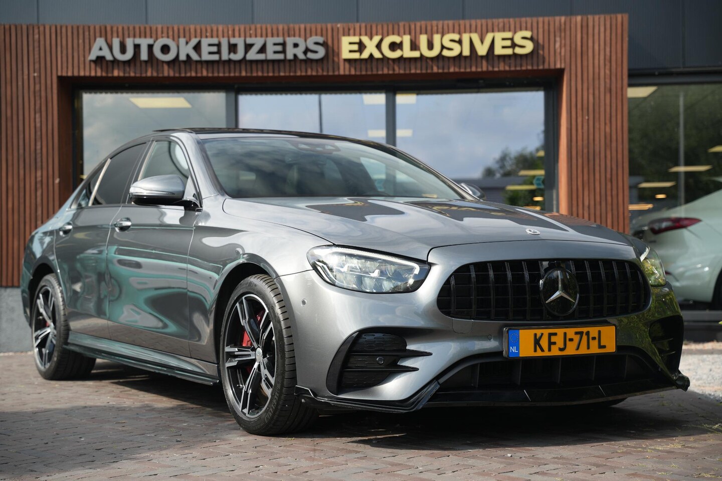 Mercedes-Benz E-klasse - 300 e AMG Line AMG Panoramadak Adapt. Cruise Facelift 18”LM E63 Look - AutoWereld.nl