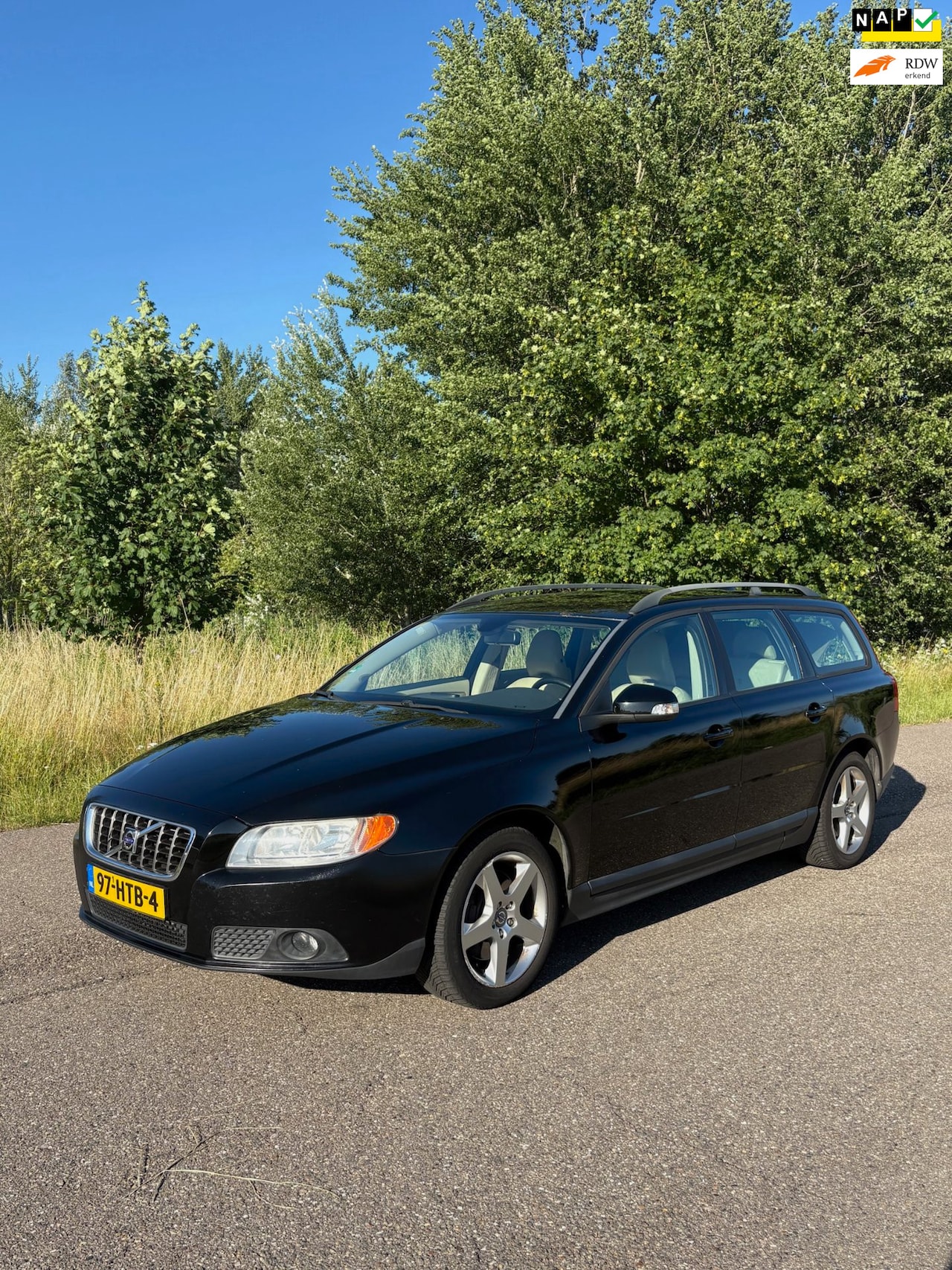 Volvo V70 - 2.5T Kinetic - Leder - Cruise - Airco - AutoWereld.nl