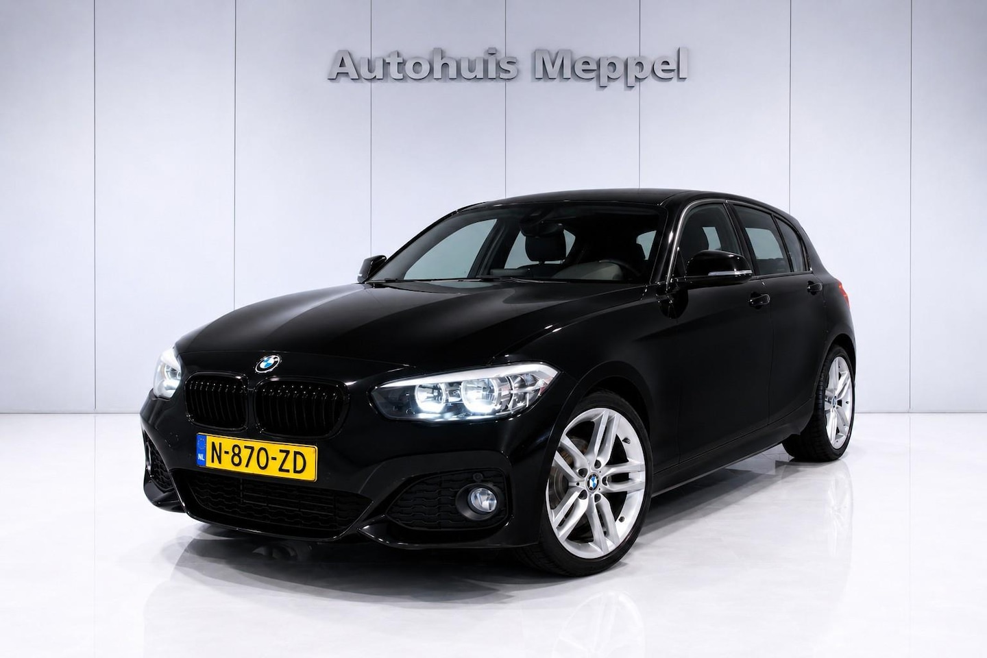 BMW 1-serie - 116i M-Sport/// | Cruise Control | PDC | Navigatie | Shadow Line | - AutoWereld.nl