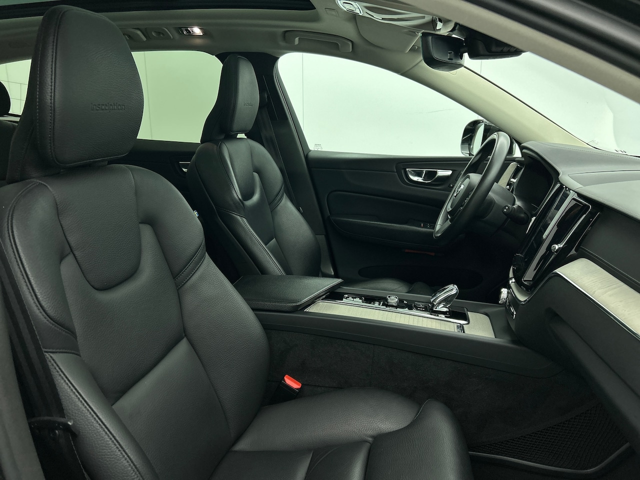Volvo XC60 - 2.0 T8 Twin Engine AWD Momentum Pro | Trekhaak | Leder | Clima | 12 maanden BOVAG | - AutoWereld.nl