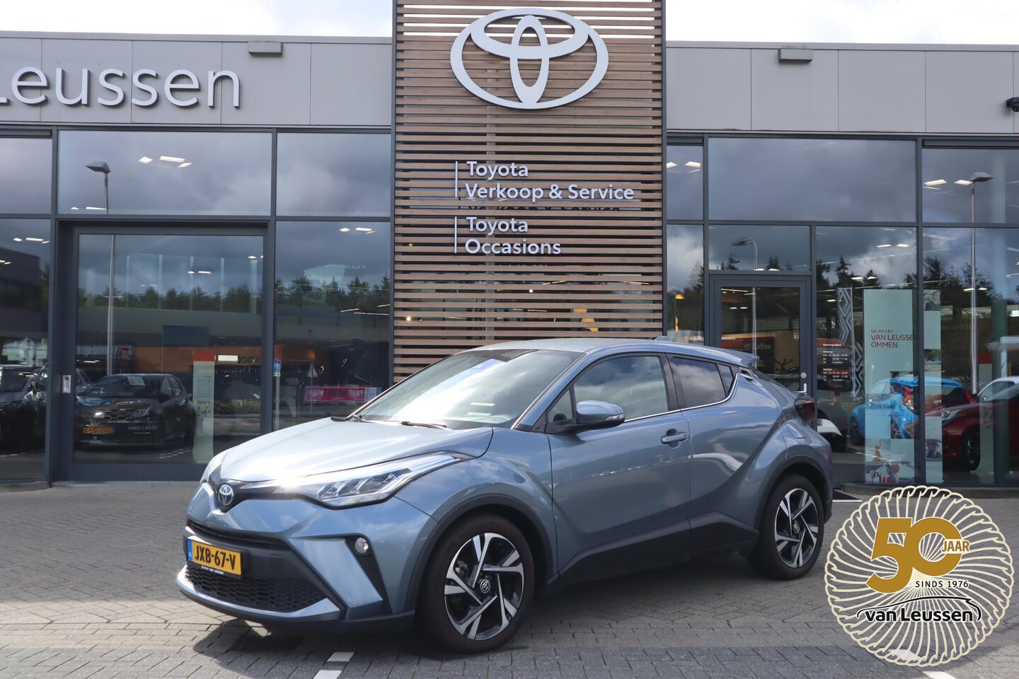 Toyota C-HR - 1.8 HYBRID STYLE APPLE/ANDROID STOELVERW. BLIND-SPOT NAVI AD-CRUISE HALF-LEDER 18"LM-VELGE - AutoWereld.nl