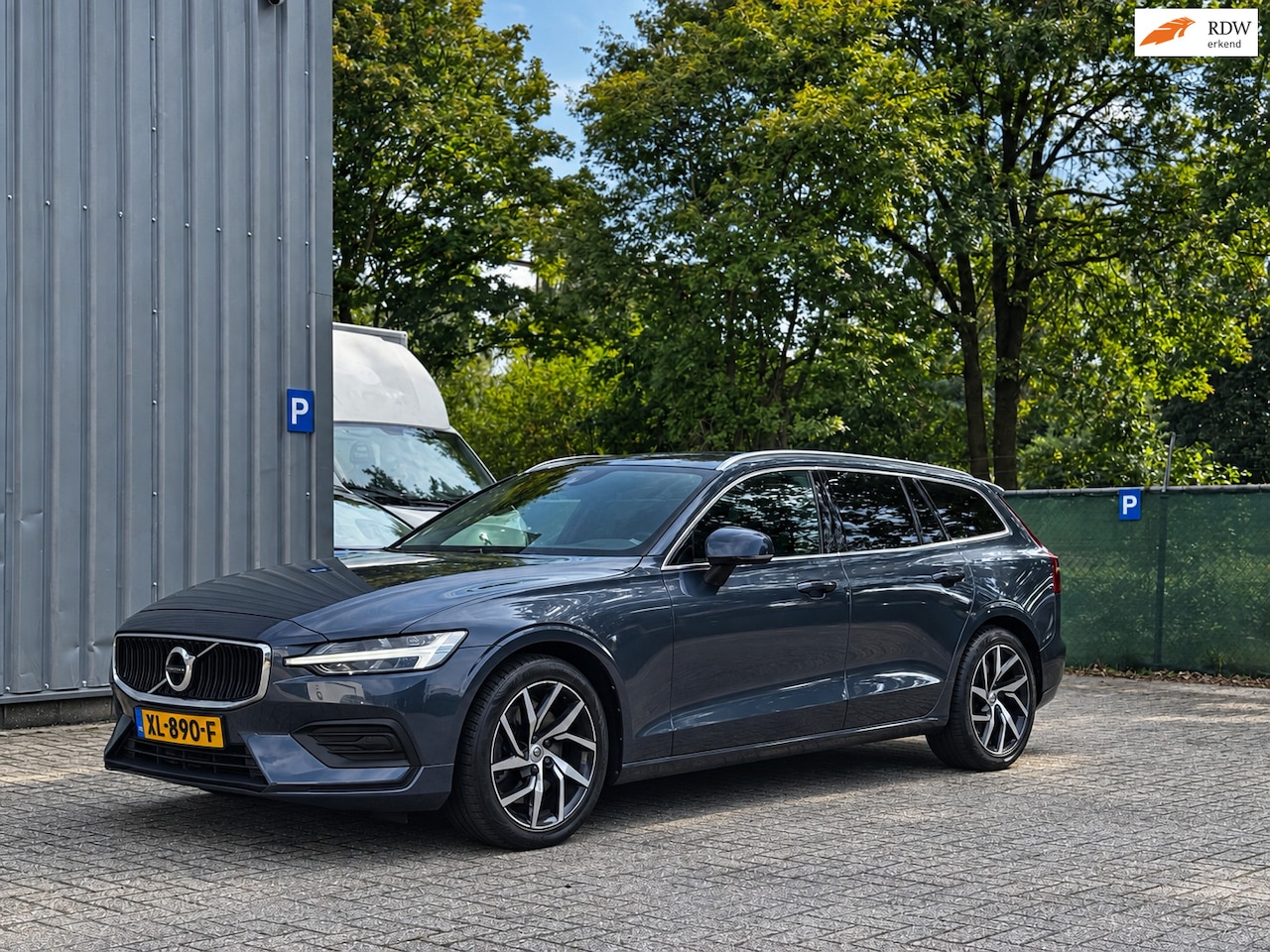 Volvo V60 - 2.0 T5 Momentum / Automaat / CarPlay / Dealeronderhouden! - AutoWereld.nl