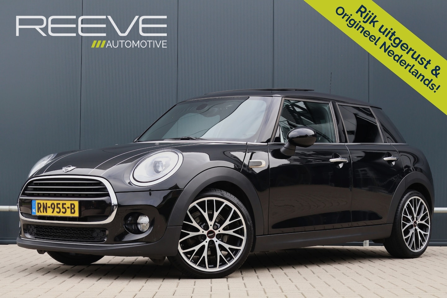 MINI 5-Deurs - 1.5 Cooper Serious Business | JCW | Pano | Stoelverwarming | 18 Inch | LED | Keyless Entry - AutoWereld.nl